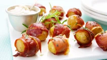 Parmalindad rostad potatis med syrlig sås