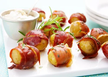 Parmalindad rostad potatis med syrlig sås
