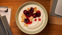 Kersen en amandelschaafsel als topping voor Skyr