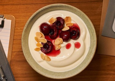 Kersen en amandelschaafsel als topping voor Skyr