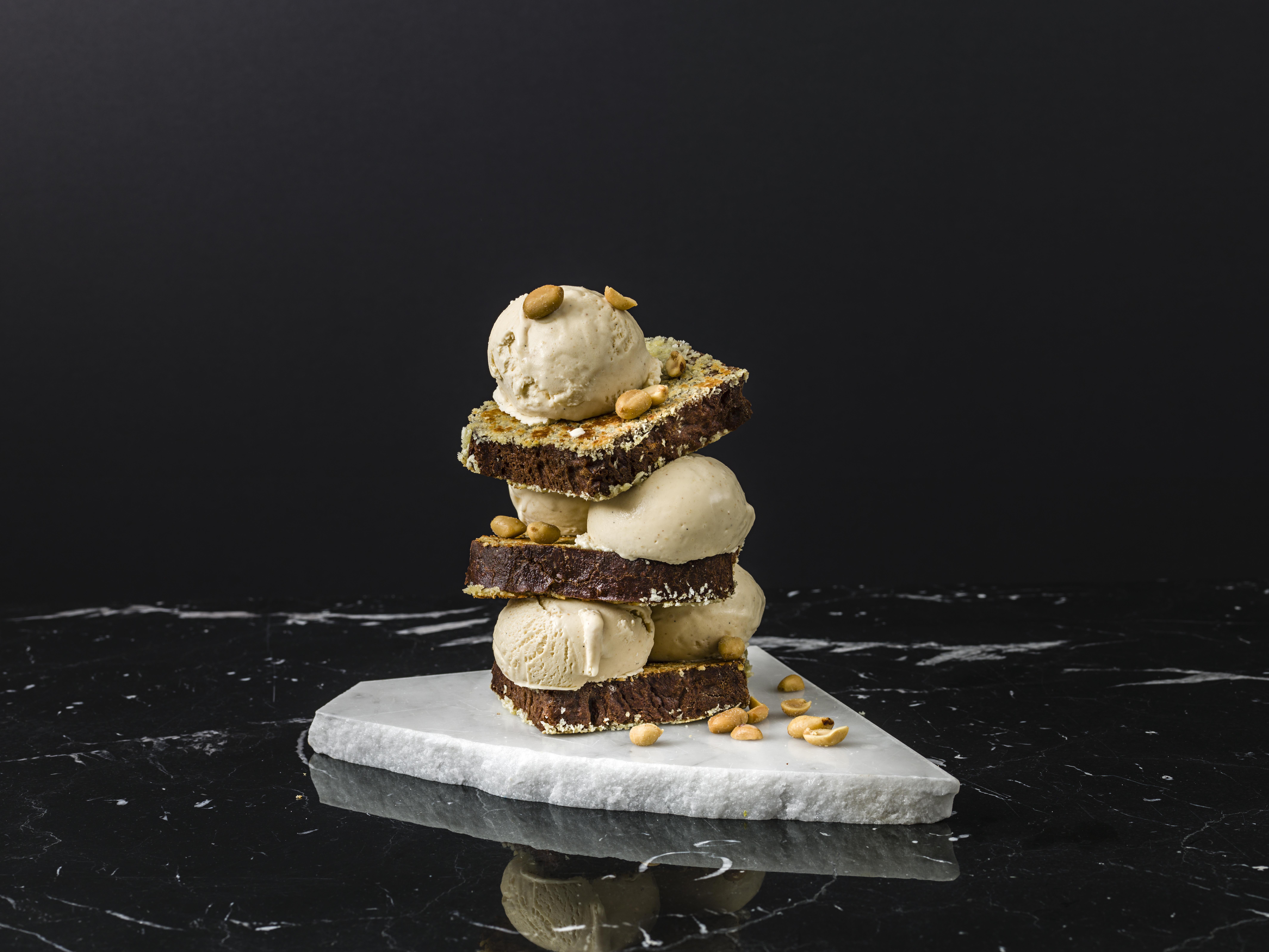 French chocolate toast med glass och jordnöt