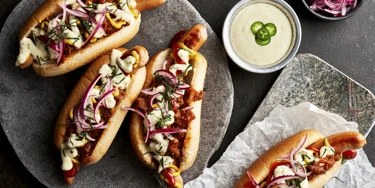 Katuruokaa isolla K:lla – mehevä hodari, jossa yhdistyvät chili, juusto ja New Yorkin fiilis.