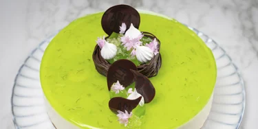 Pehmeän täyteläinen ja raikkaan pirskahteleva juustokakku on herkku, joka ei petä ikinä.