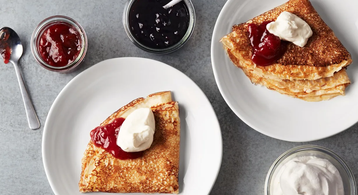 Vem älskar inte pannkakor? De här frasiga favoriterna gillas av alla oavsett ålder. Goda med sylt och lättvispad grädde. Pannkakorna varmhålls enkelt i bleck efter stekning.
Specialkost: Går att göra laktosfria genom att använda laktosfria produkter.