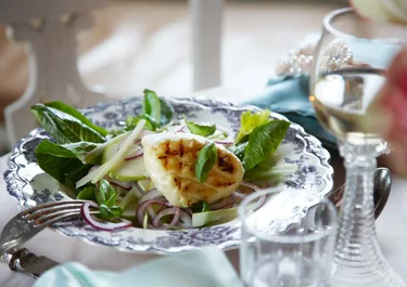 Grillad ost och löksallad med äpple