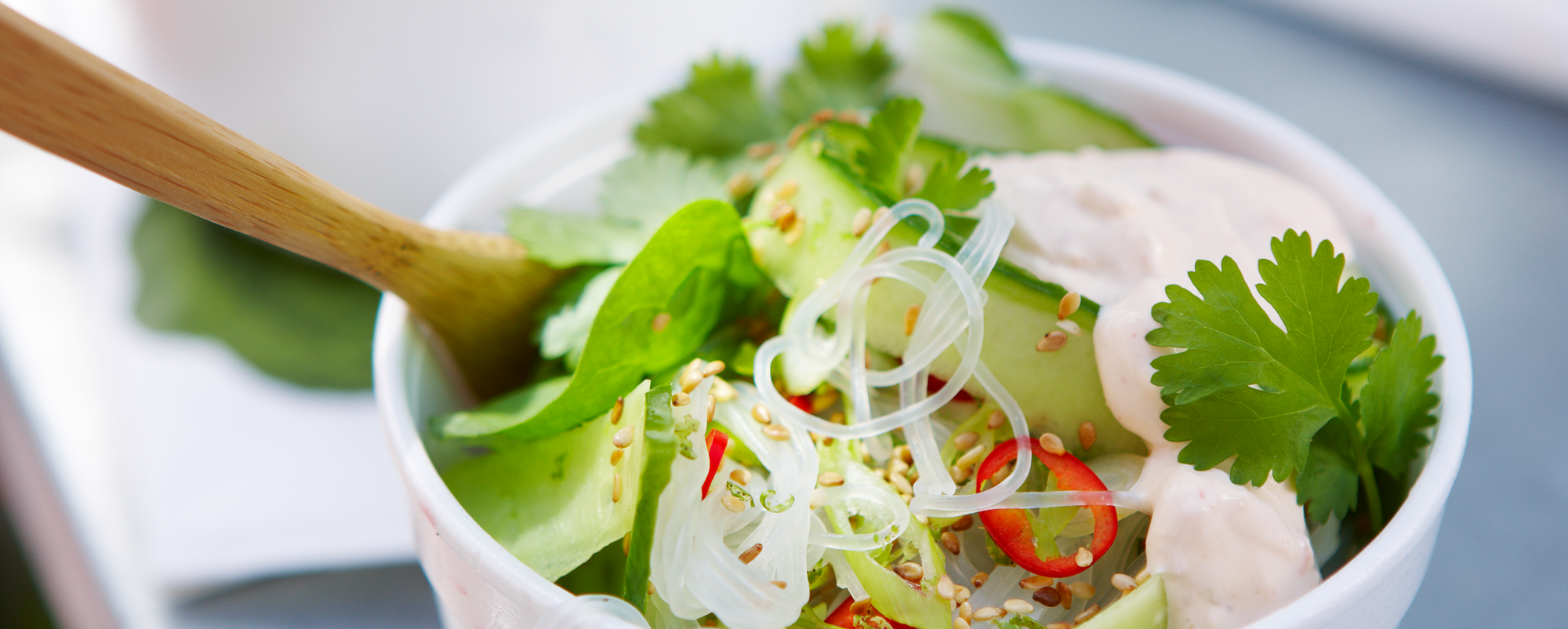 Nudelsalat med chili og spinat