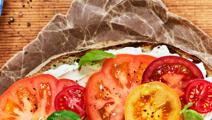 Smørrebrød med flødeost og tomat