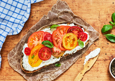 Smørrebrød med flødeost og tomat