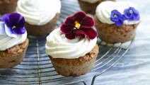 Gulerodsmuffins med ingefær og dadler