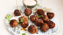 Kryddiga köttbullar med dippsås