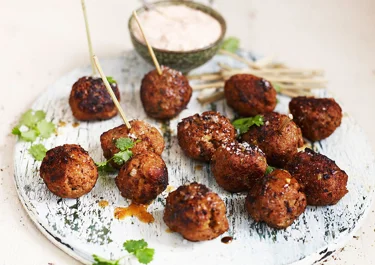 Kryddiga köttbullar med dippsås