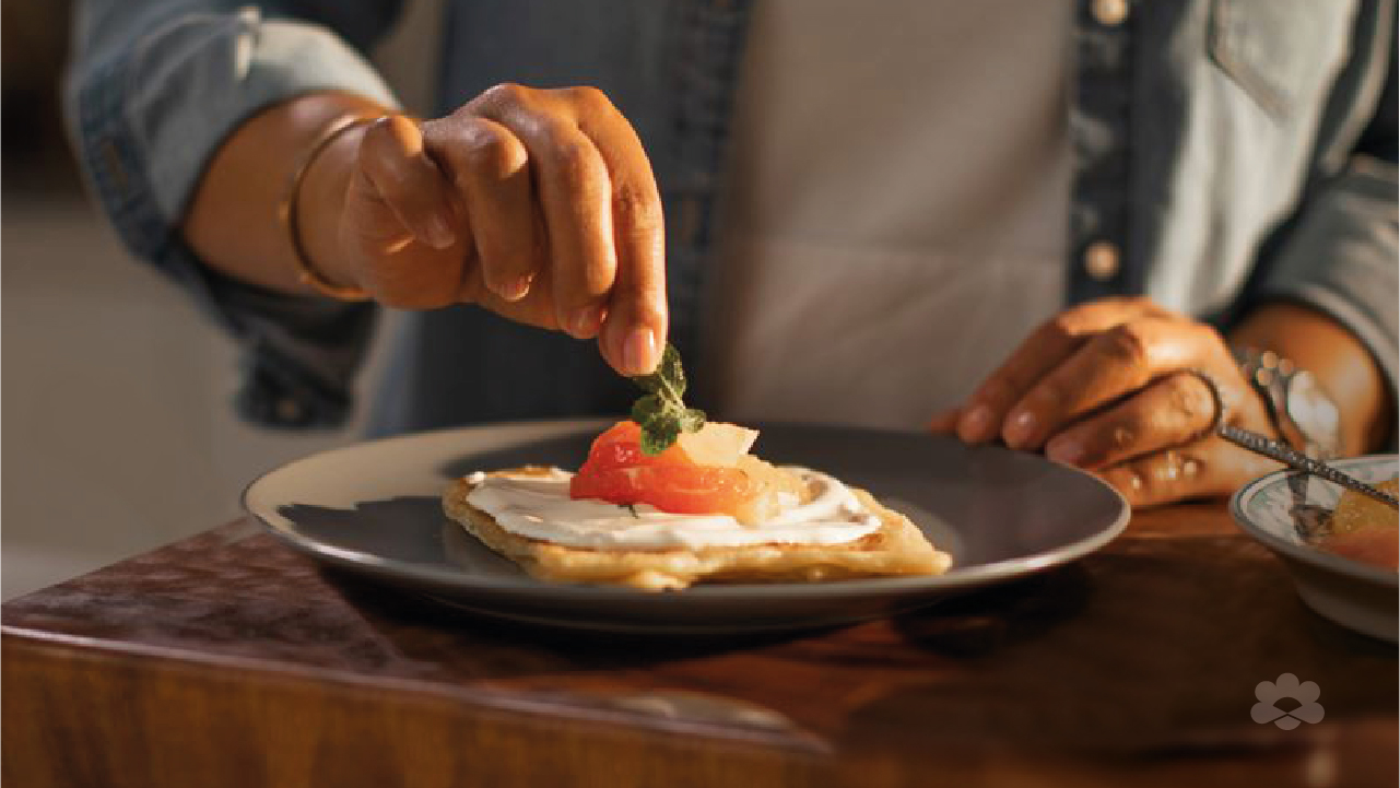 المسمن المغربي مع سلطة الحمضيات والجبن القابل للدهن