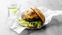 Burger med bøf og stegte løg