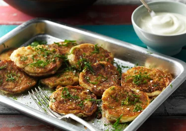 Plättar på färskpotatis och gräddfil