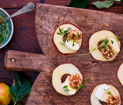 Honey apple rings with walnuts and Double Crème White