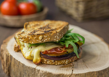 Grilled Cheese Sandwich mit Aubergine und Feigensenf 
