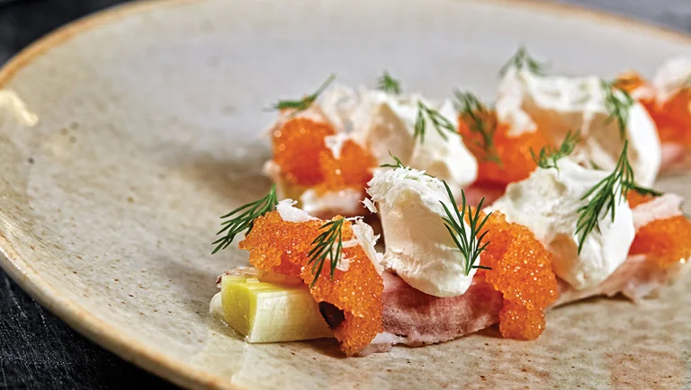 Porrer med løgrom og peberrodsfløde