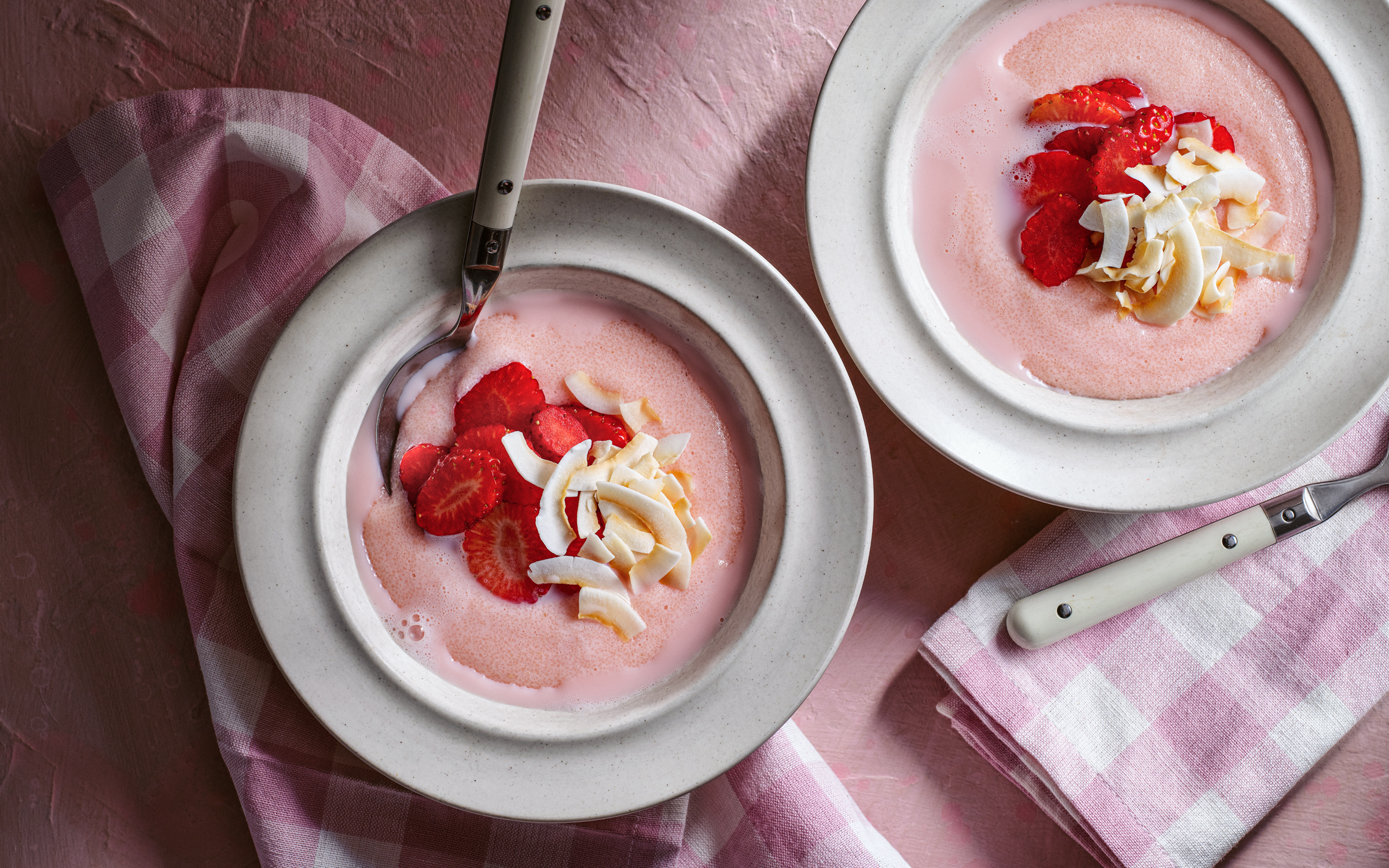 Rosa mannagrynsgröt med smak av jordgubb