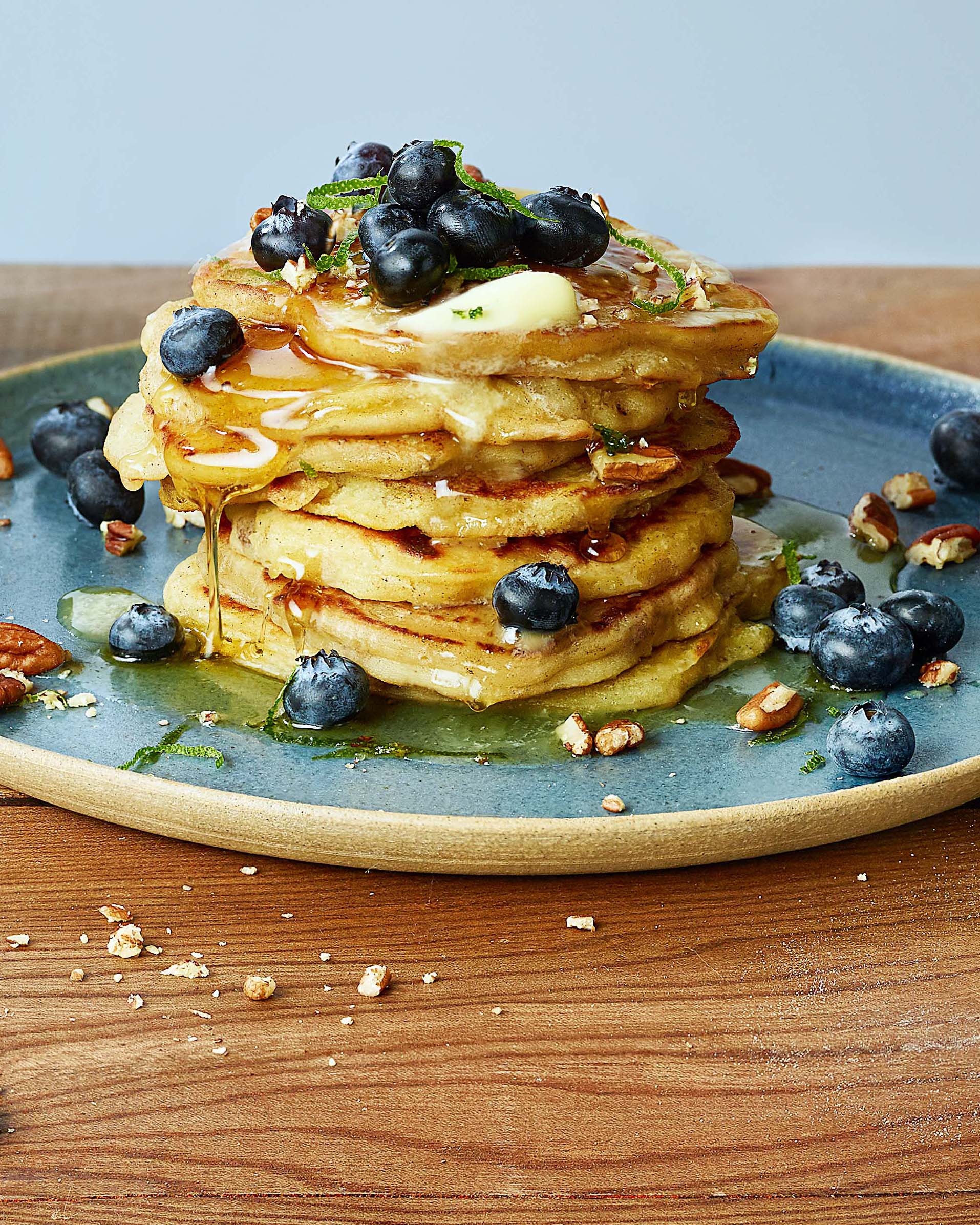 Pannenkoeken met limoen gegarneerd met bosbessen, pecannoten en ahornsiroop