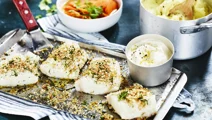 Pankobakad torsk med krossad potatis och kall citronsås