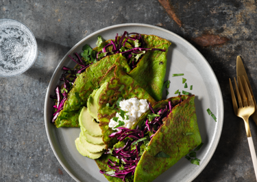 Grønkålspandekager med sprød salat og hytteost