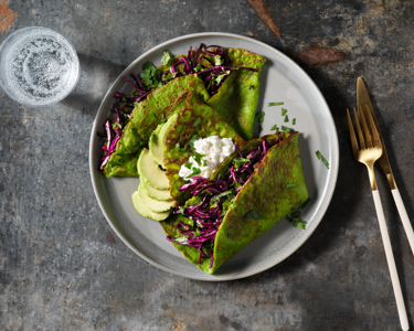 Grünkohl-Pfannkuchen mit Hüttenkäse und Avocado