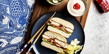 Japanilainen street food -suosikki – rapeaa kanaa ja raikkaita makuja pehmeän leivän välissä.