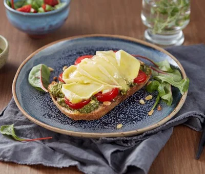 Ostesmørbrød med tomat og pesto