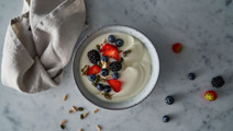 Arla® Skyr Bowl mit Sommerfrüchten und Kernen