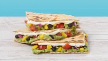 Lactosevrije quesadilla's met zwarte bonen, avocado en roomkaas