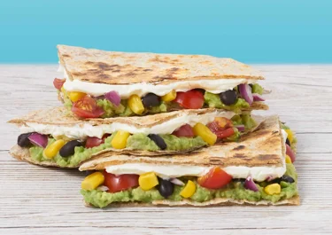 Lactosevrije quesadilla's met zwarte bonen, avocado en roomkaas