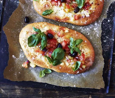 Pizza bianca with fresh tomato