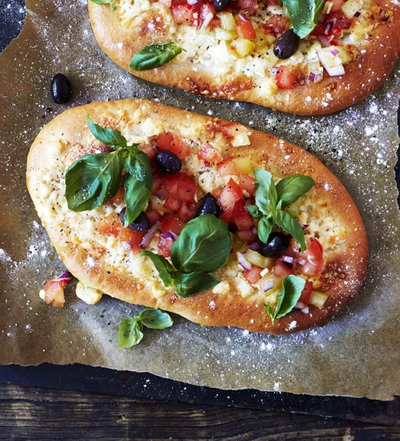 Pizza bianca with fresh tomato