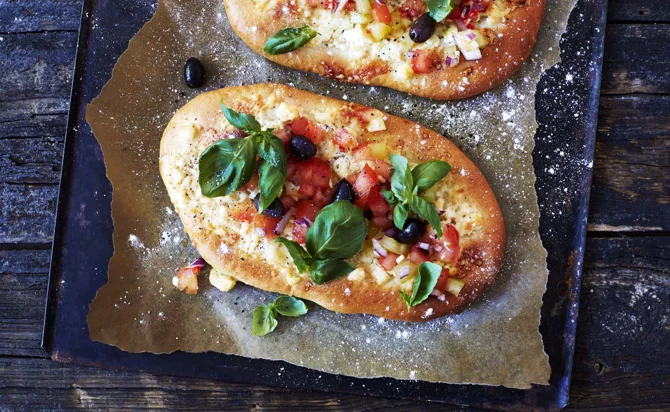 Pizza bianca with fresh tomato