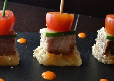 Brochetas de atún y Hushall fundente con piquillos y cebollino