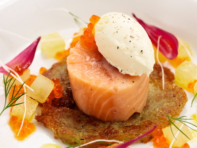 Fänkålsbakad röding med råraka och forellrom samt äpple- och pepparotssmetana