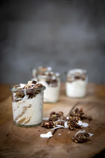 Yoghurt rørt med peanutbutter og vanilje
