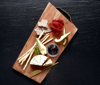 Blåmuggost med bjørnebærsyltetøy, gresskarfrø, fersk pære og bresaola.