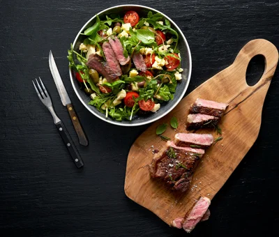 Steak-salat med Castello® Cheddar Extra Matured