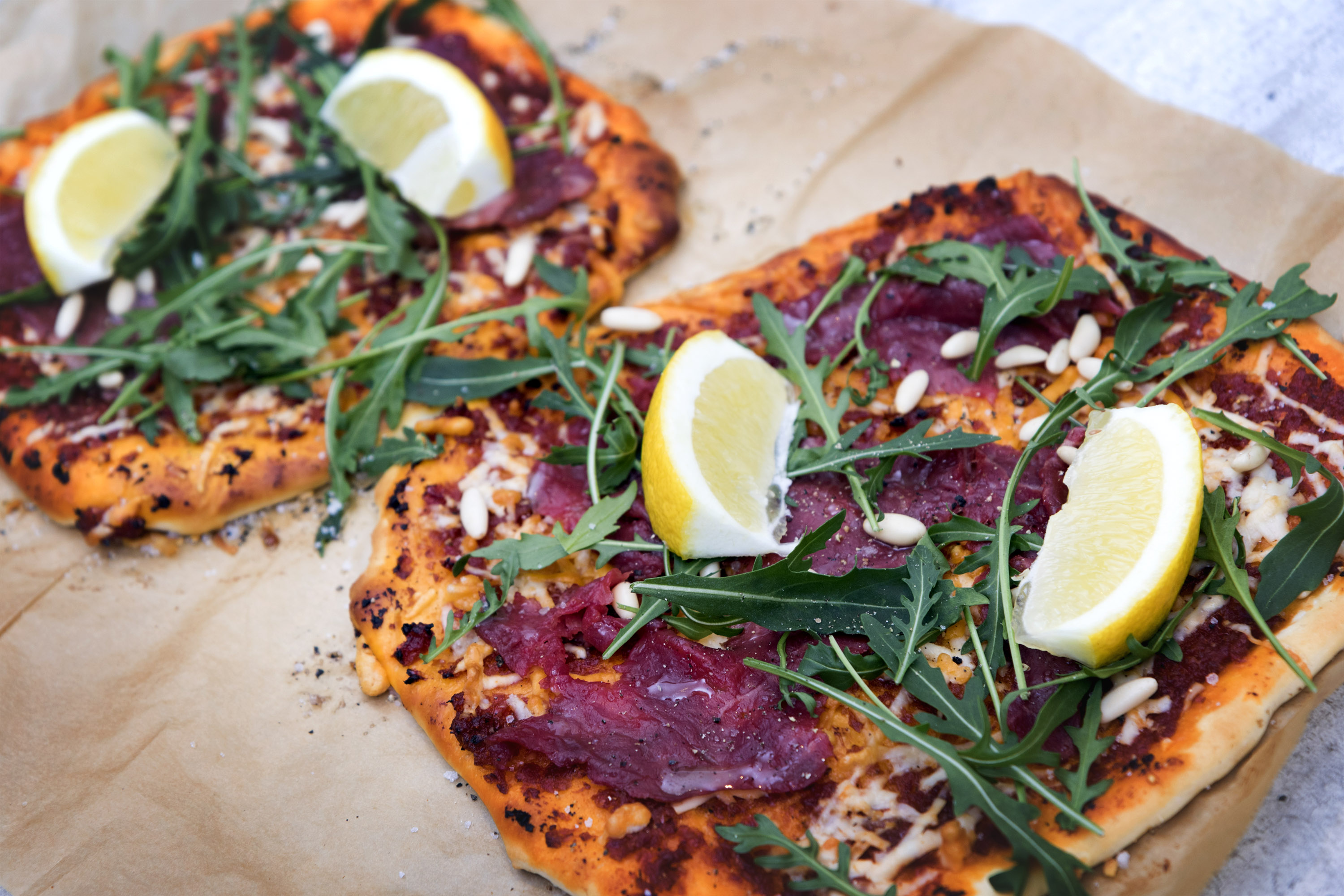 Carpacciopizza med parmesan och tryffel