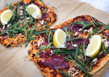 Carpacciopizza med parmesan och tryffel