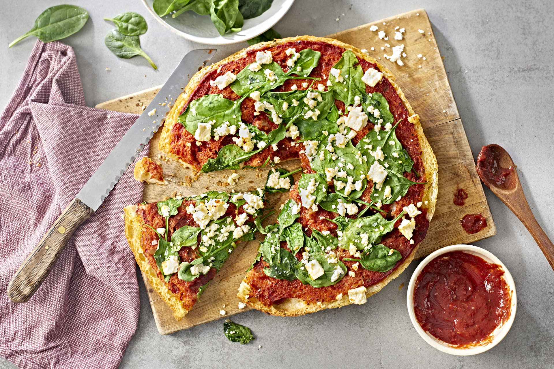 Fladenbrot-Pizza mit Babyspinat und Hirtenkäse - Rezept | Arla Foods Fladenbrot-Pizza mit Babyspinat und Hirtenkäse - Rezept | Arla Foods