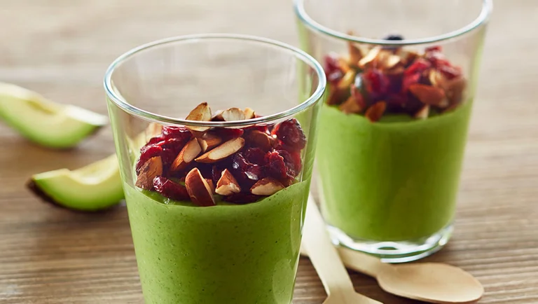 Avocadoshake med spinat og tranebærtop