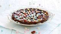 Kladdkaka med tranbär, pecannötter och minimarshmallows