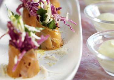 Rimmad lax med rödkålssallad och avokadokräm