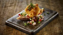 Friteret æg med tomatsalsa