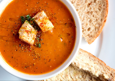 Tomato and lentil soup with croutons 