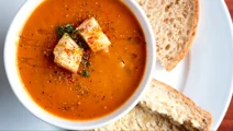 Tomaten-linzensoep met croutons