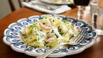 Pasta med laxsås och räkor