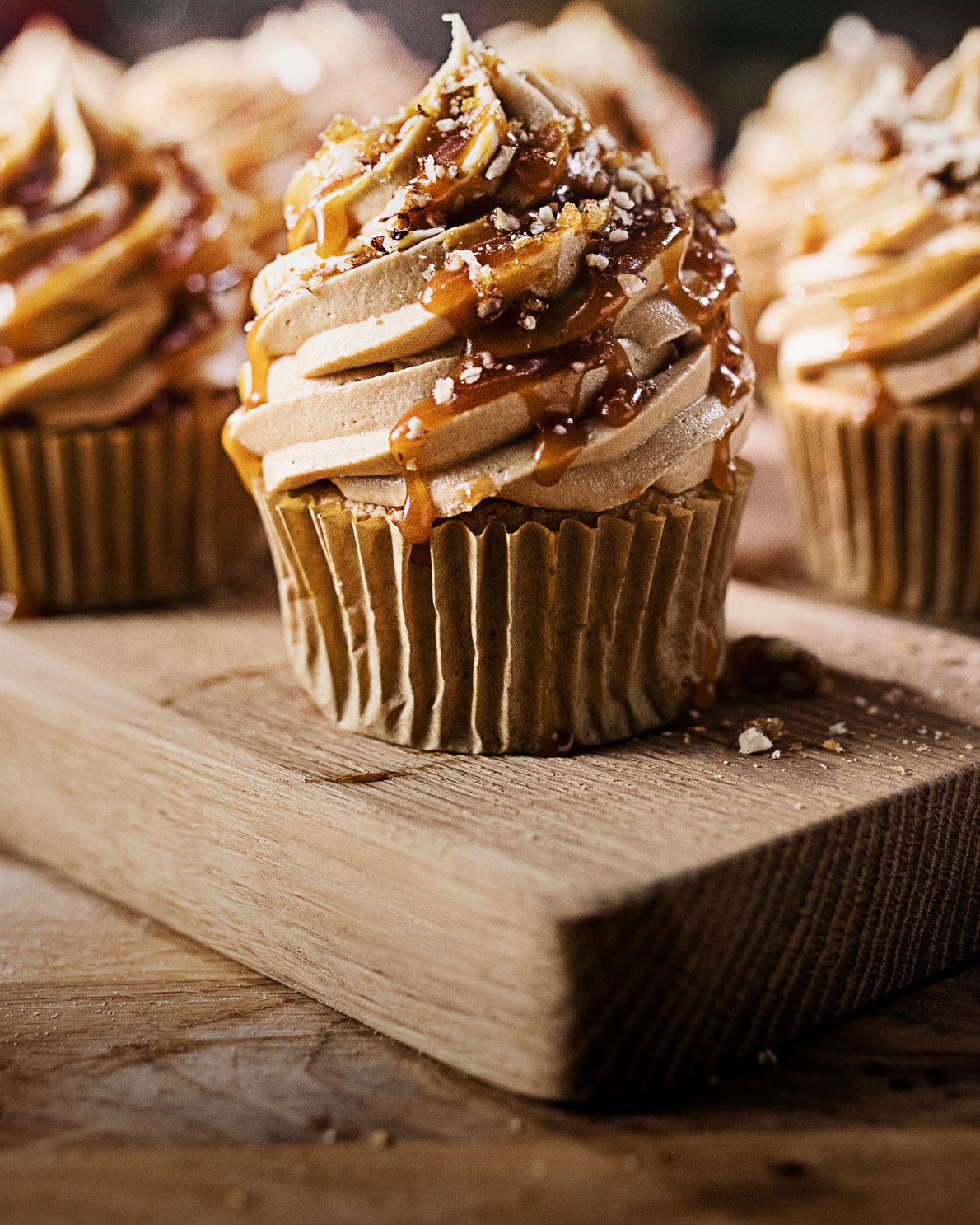 Cupcakes de vainilla con buttercream de café espresso y praliné de nueces pecanas